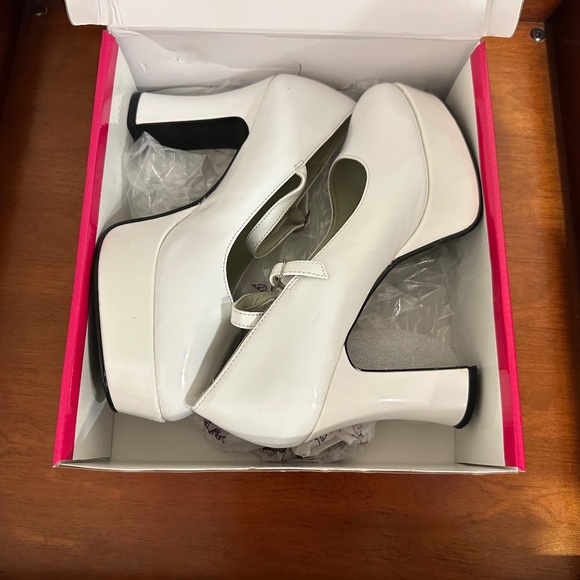 Funtasma Mary Jane Pump, White, Size 9 - Picture 11 of 11